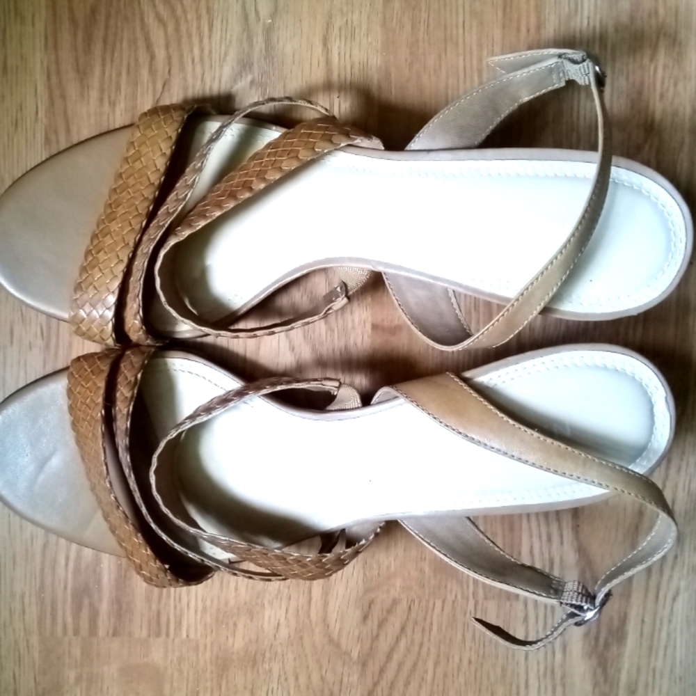 Sz 8 Tan Naturalizer Low Heel Sandal